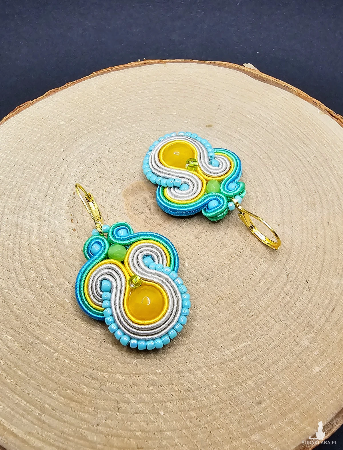 beżowo-kolorowe kolczyki sutasz